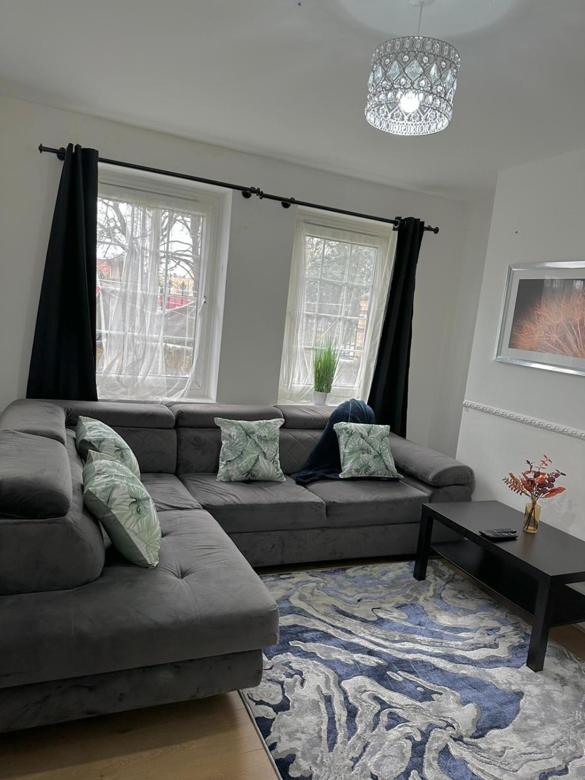 2 Bedroom Flat, 2 Minutes Walk To Bethnalgreen Station, Central Apartment *